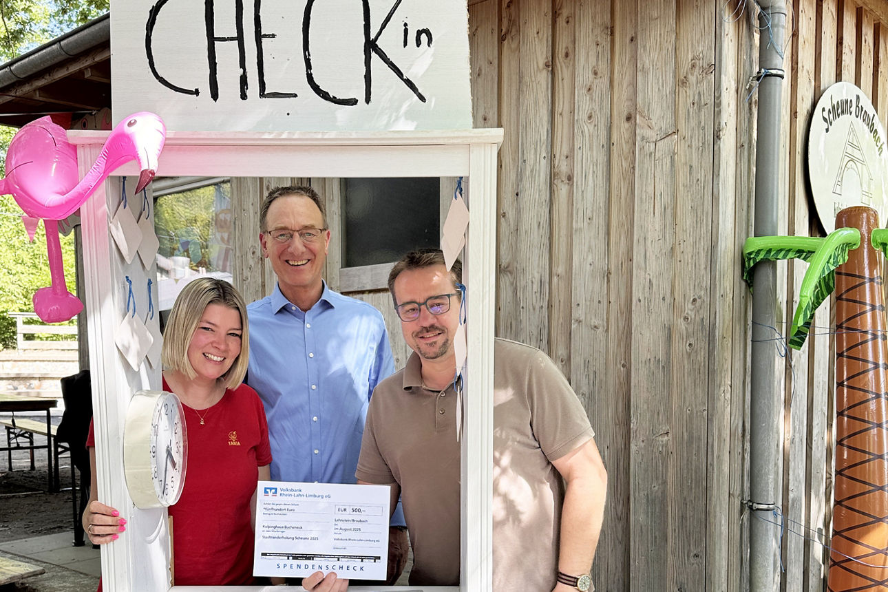 Scheckübergabe an die Kursleitung der Kinderfreizeit Scheune in Braubach