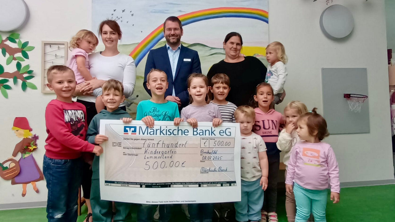 Patricia Volke-Wiegand, Alexander Bühren und Boney Katja Duckert bei der Übergabe des Zuwendungsscheck im Kindergarten Lummer