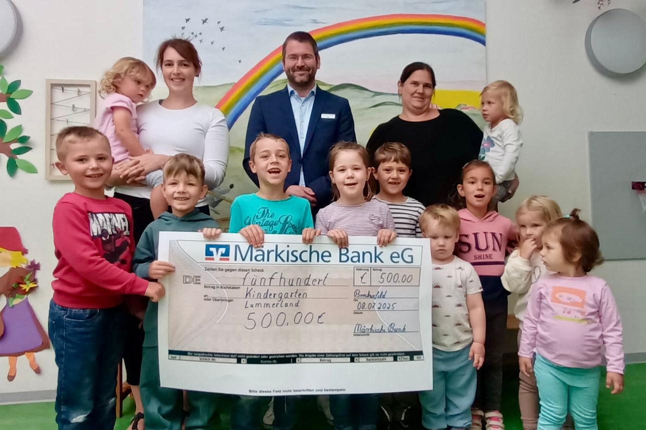 Patricia Volke-Wiegand, Boney Katja Duckert und Alexander Bühren bei der Übergabe des Zuwendungsscheck im Kindergarten Lummer