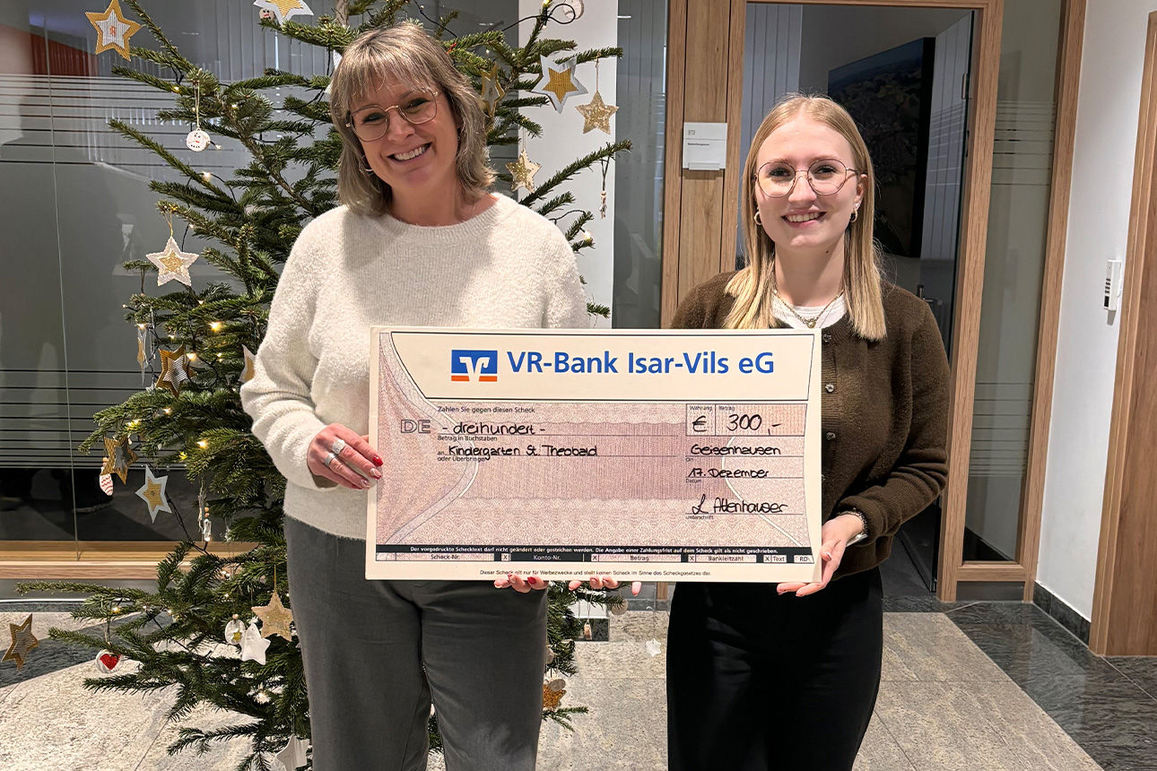 Zwei Frauen lachen in die Kamera. Sie halten einen Riesenspendenscheck in der Hand.