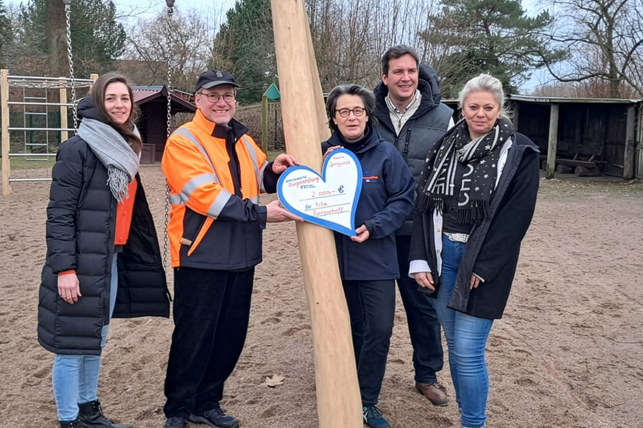 Übergabe des Spendenherzes auf dem Spielplatz