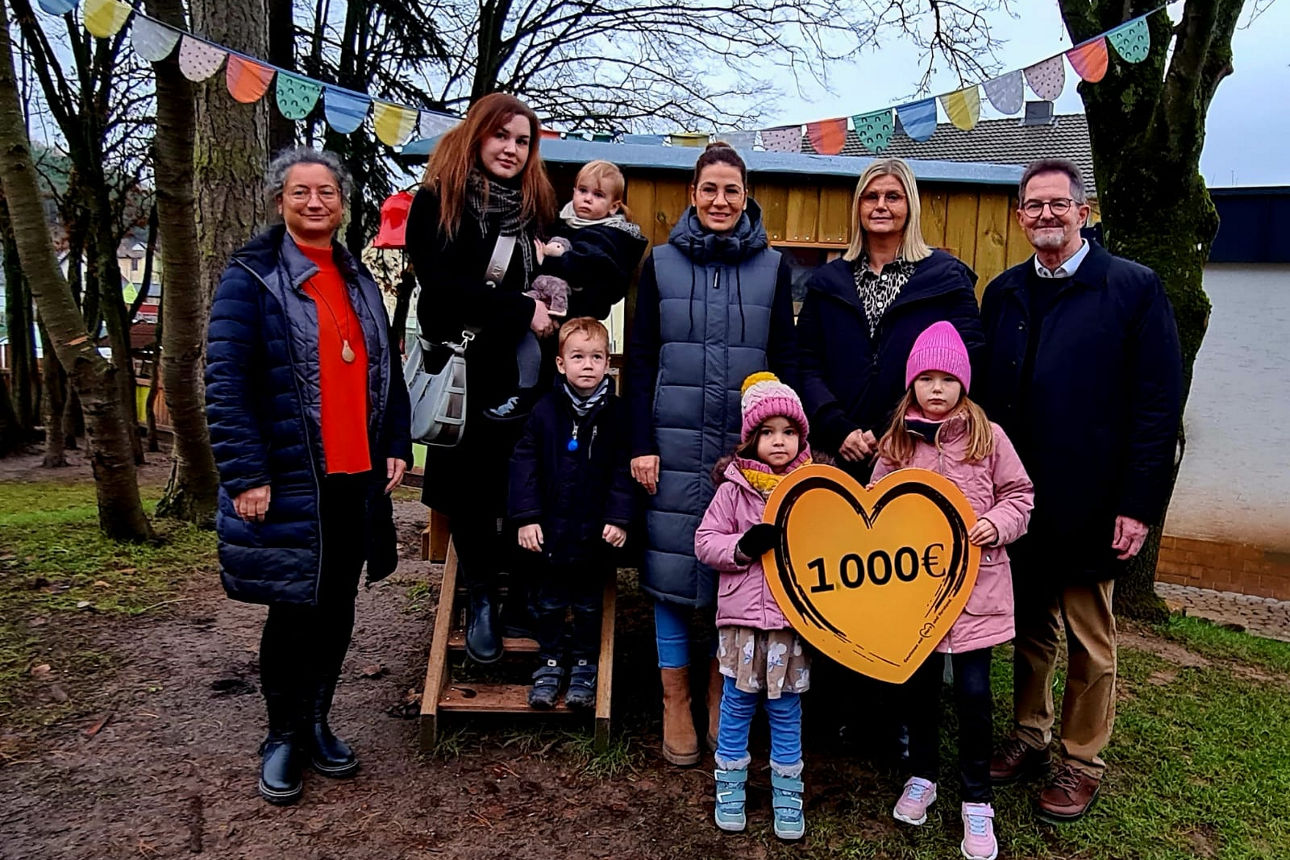 Auf dem Bild sind die Kindergartenleitung und der Spendenbotschafter zusammen mit den Mitgliedern des Elternbeirats zu sehen.
