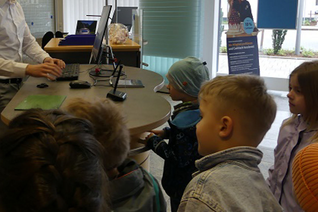 Kinder in am Schalter bei der Bank. 