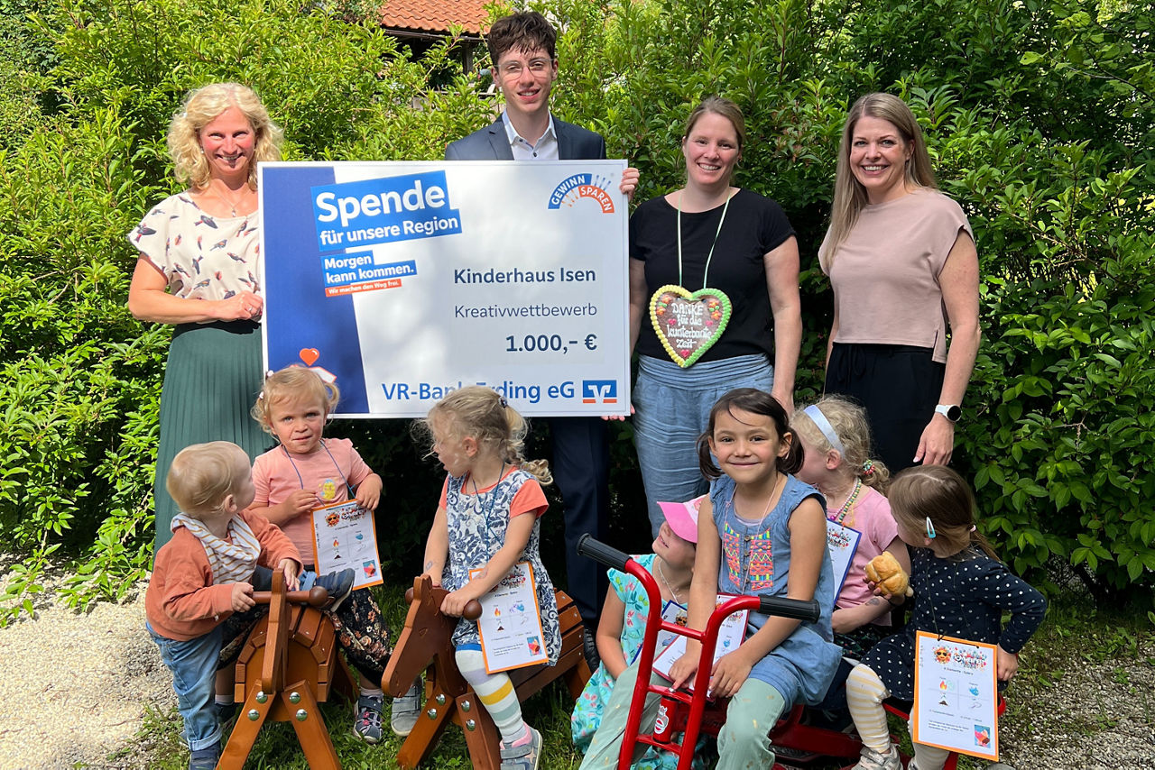 Kinder des Kinderhauses Isen bei der Scheckübergabe