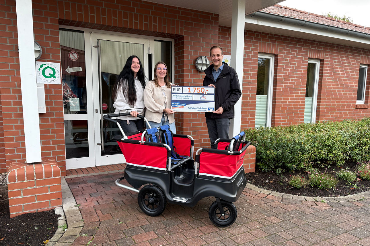 Ein neuer Kinderbus für das Heidenest Großheide - Scheckübergabe