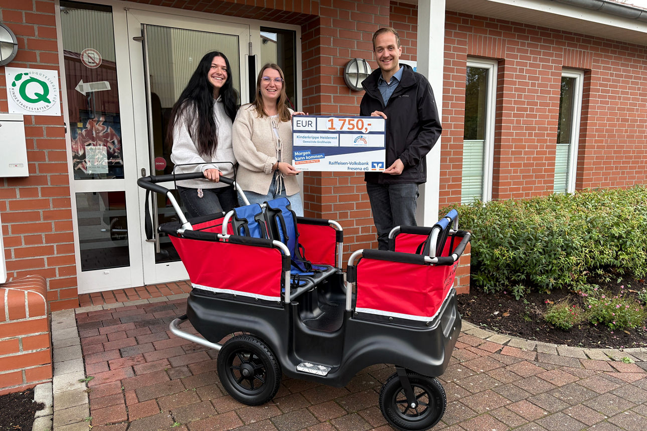 Ein neuer Kinderbus für das Heidenest in Großheide - Scheckübergabe
