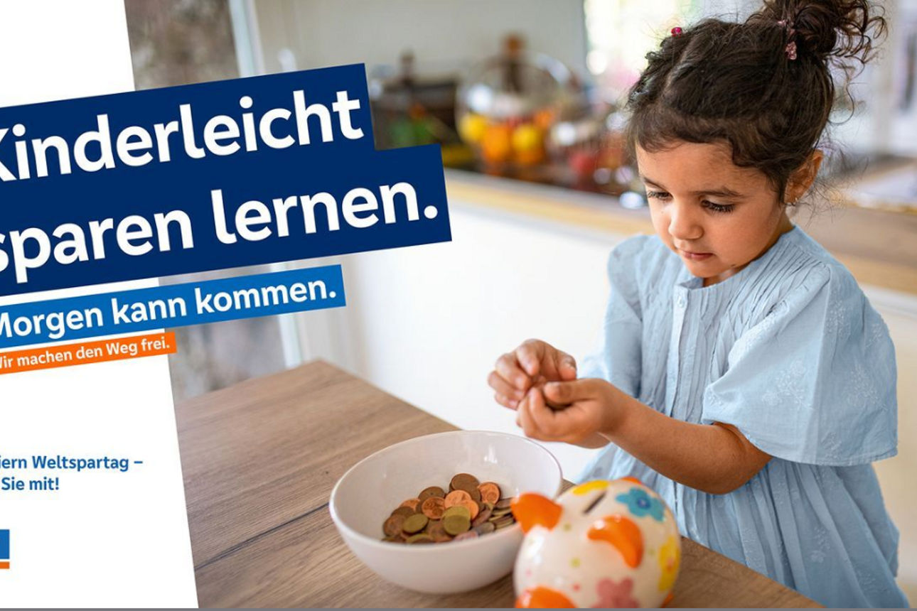 kleines Maedchen mit Muenzen in der Hand