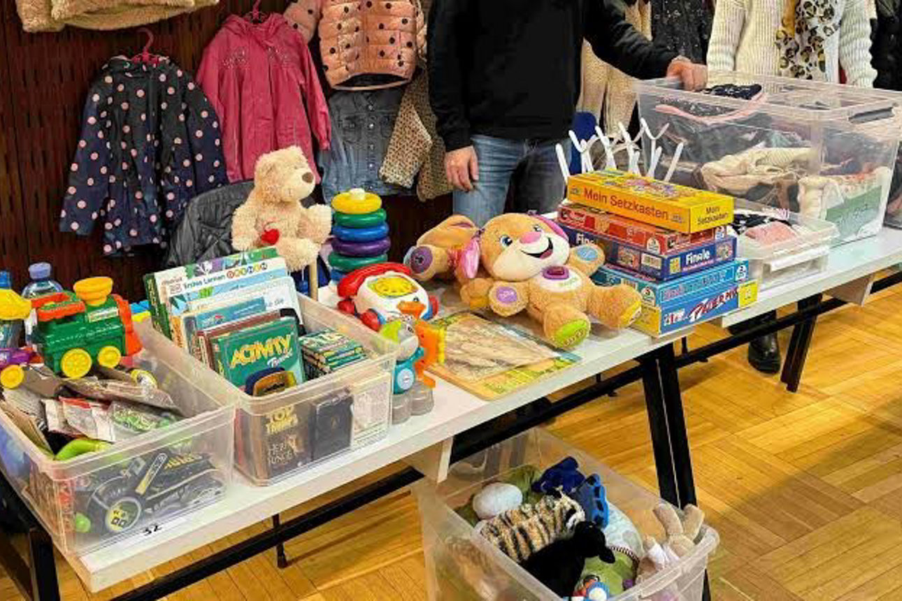 Das Bild zeigt einen Verkaufstisch vom Kindersachenflohmarkt