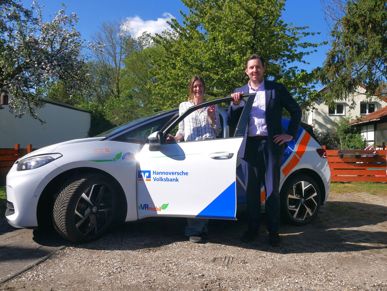 Hannoversche Volksbank übergibt VRmobil-Fahrzeug