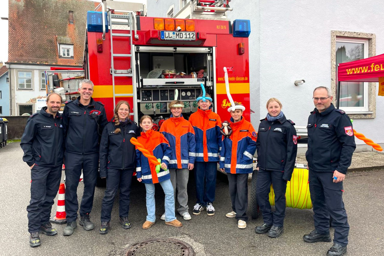 Die Freiwillige Feuerwehr Dießen am Kinderspartag der VR-Bank Landsberg-Ammersee eG