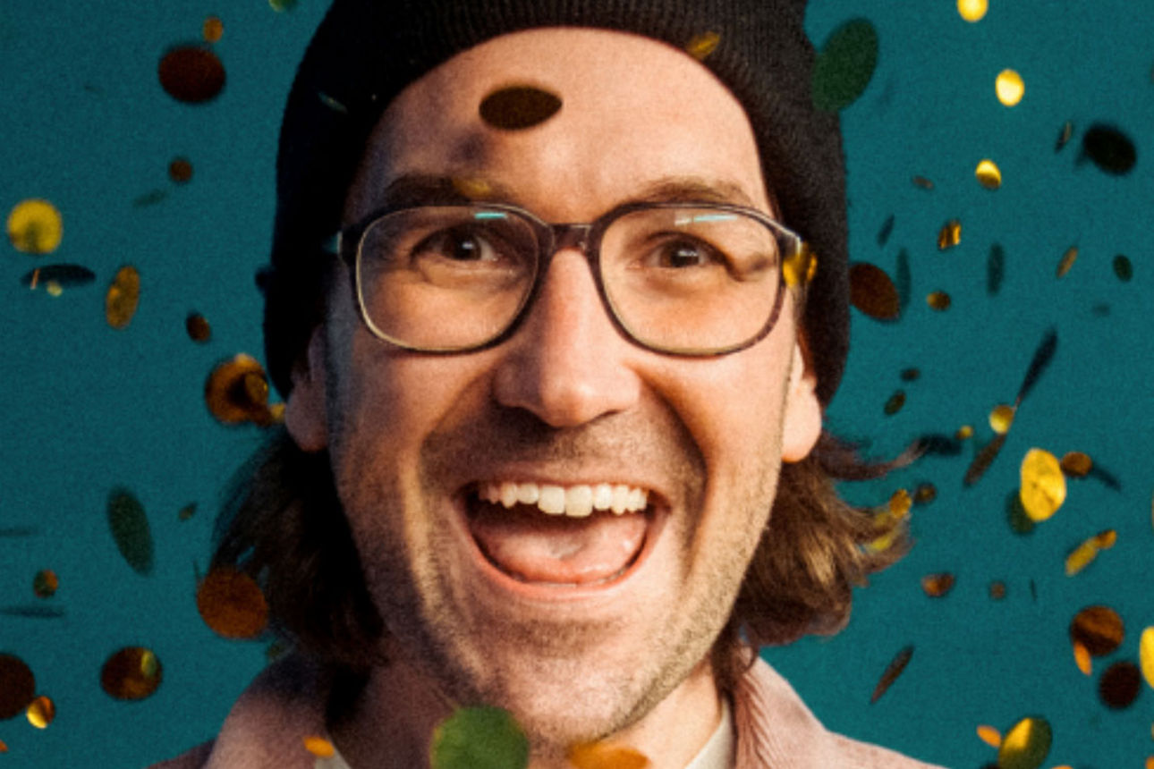 Ein Mann, der in Mitten von Konfetti steht