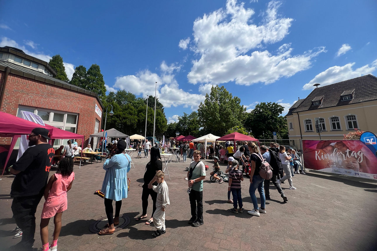 Schlange von Menschen auf dem Kindertag in Schermbeck