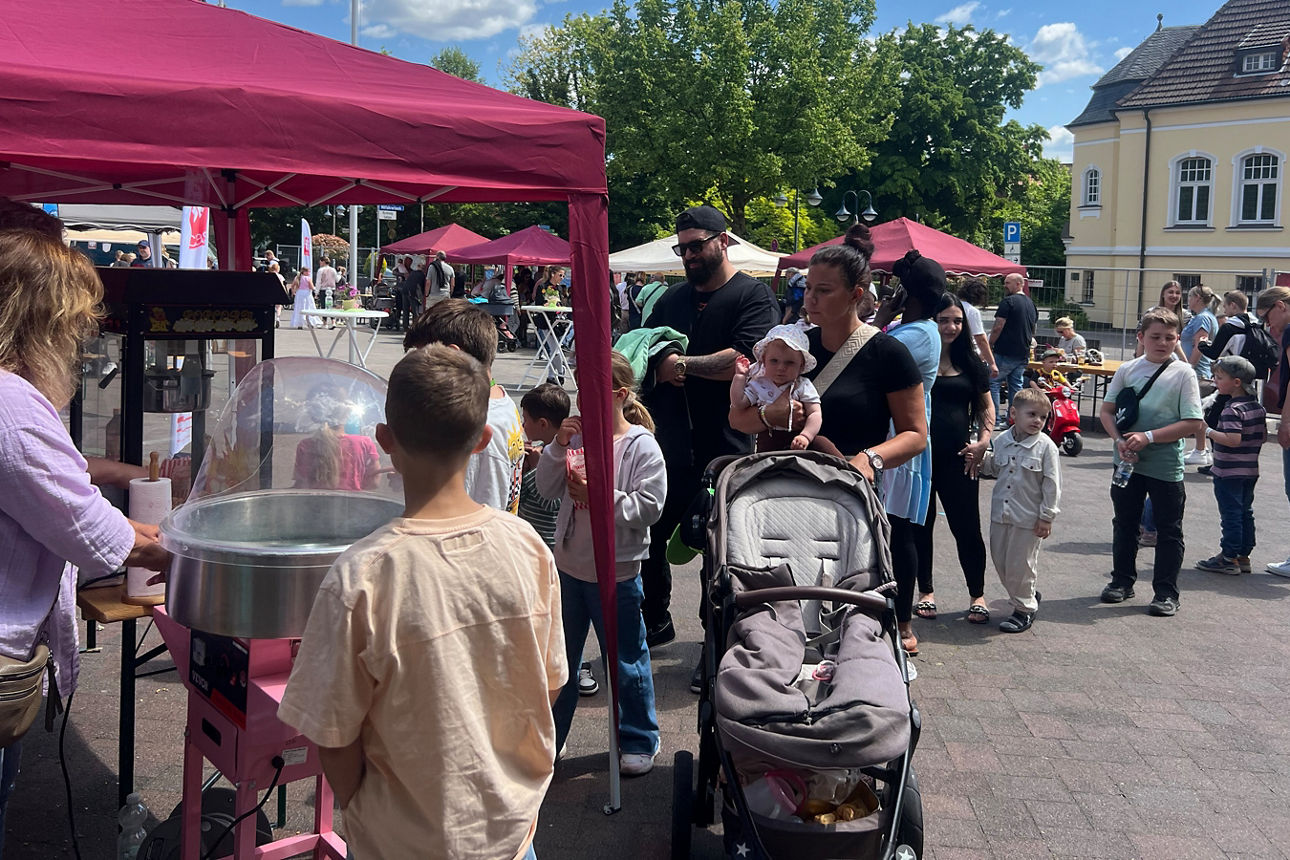 Zuckerwattenstand mit einer Schlange von wartenden Menschen