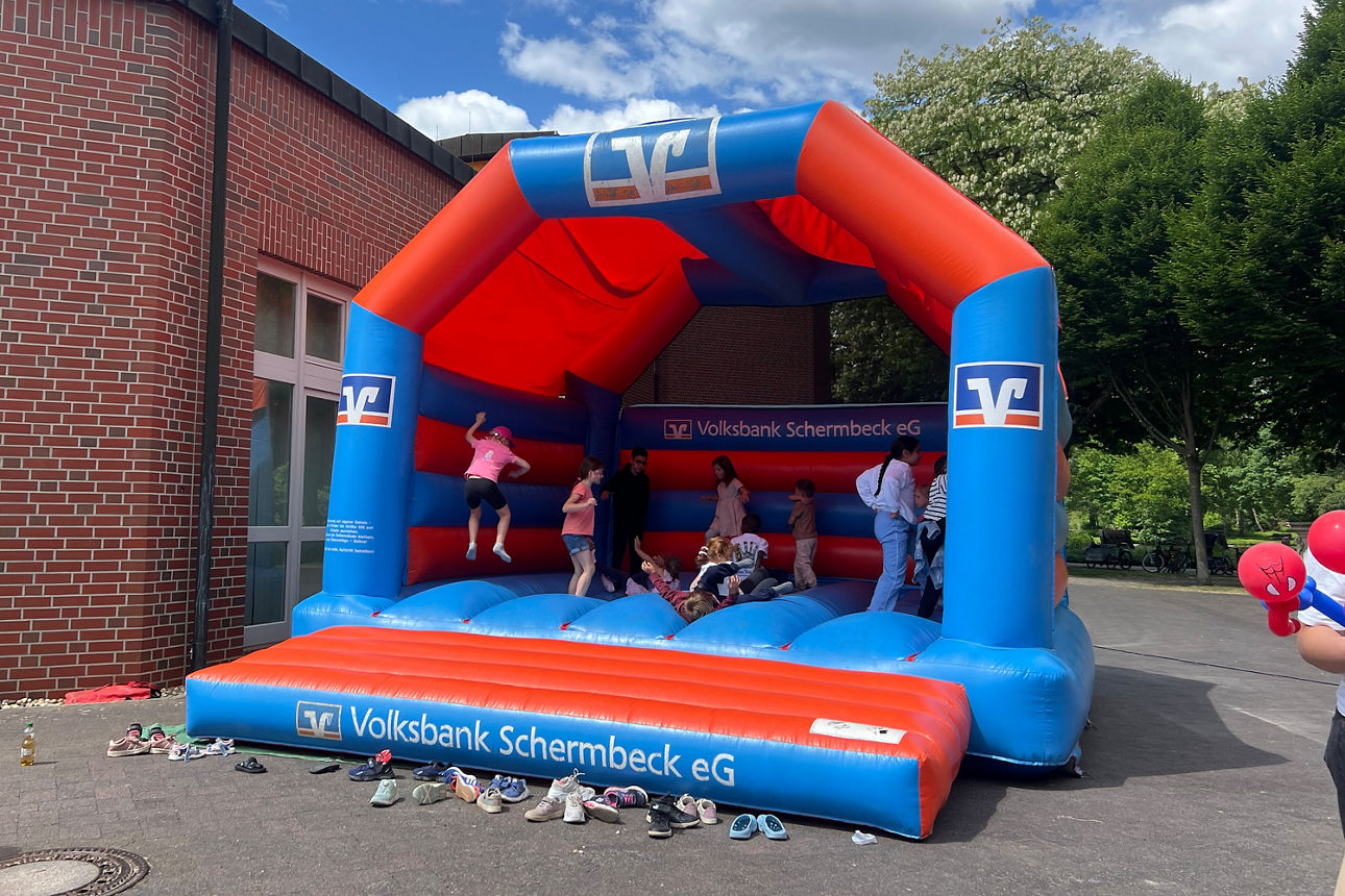 Volksbank Schermbeck Hüpfburg mit hüpfenden Kindern