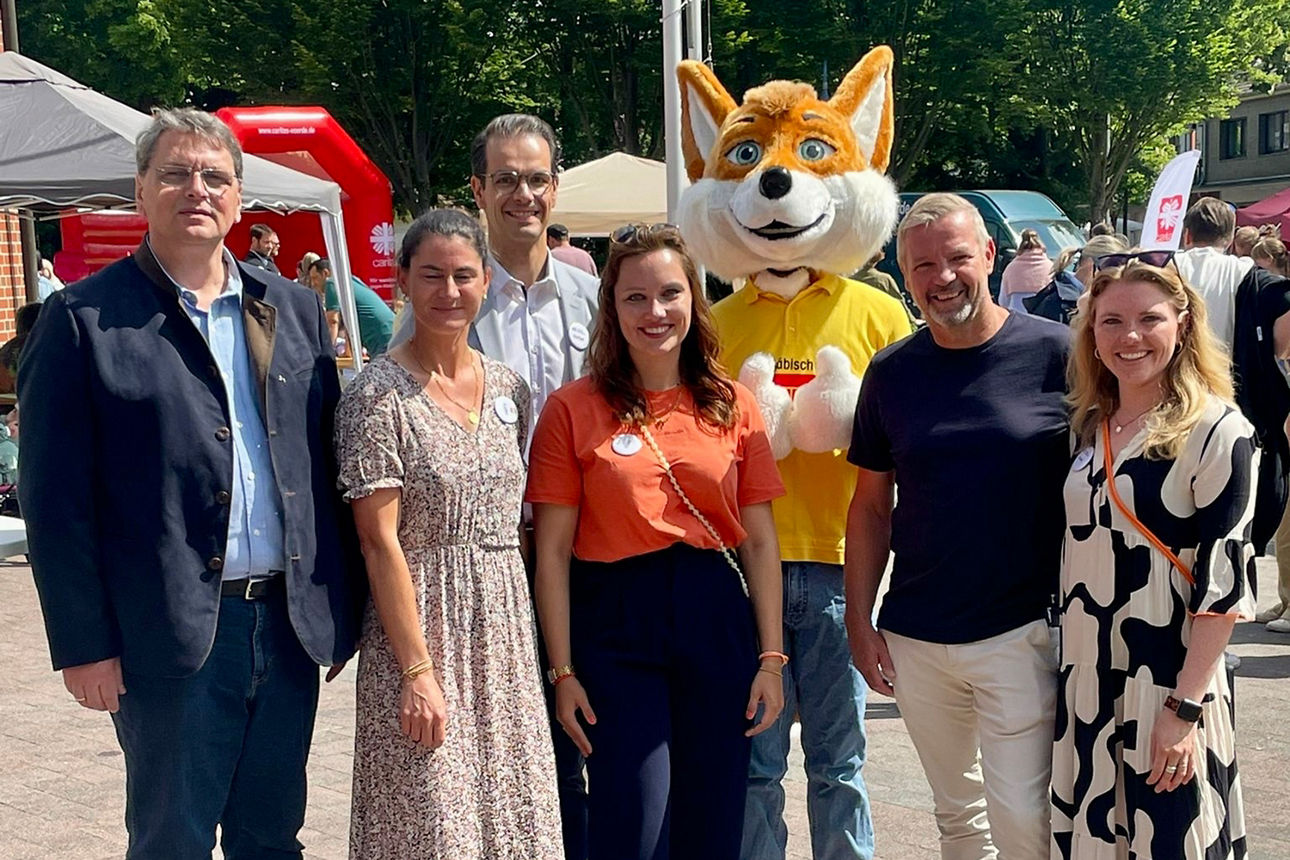 Organisatoren des Kindertages in Schermbeck mit dem Bausparfuchs