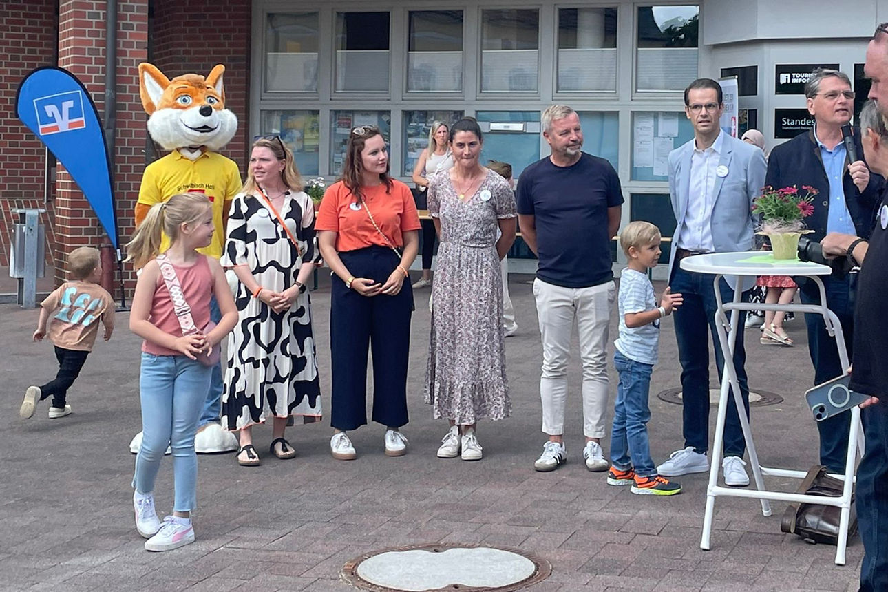 Organisatoren des Kindertages in Schermbeck mit dem Bausparfuchs