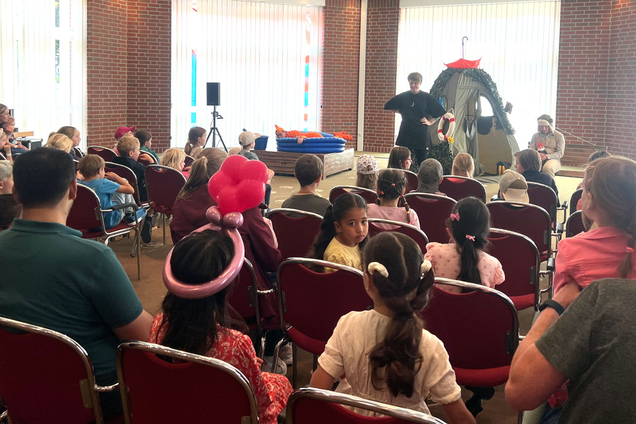 Schausteller der Burghofbühne Dinslaken führen im Begegnunszentrum der Gemeinde Schermbeck ein Kinderstück auf.