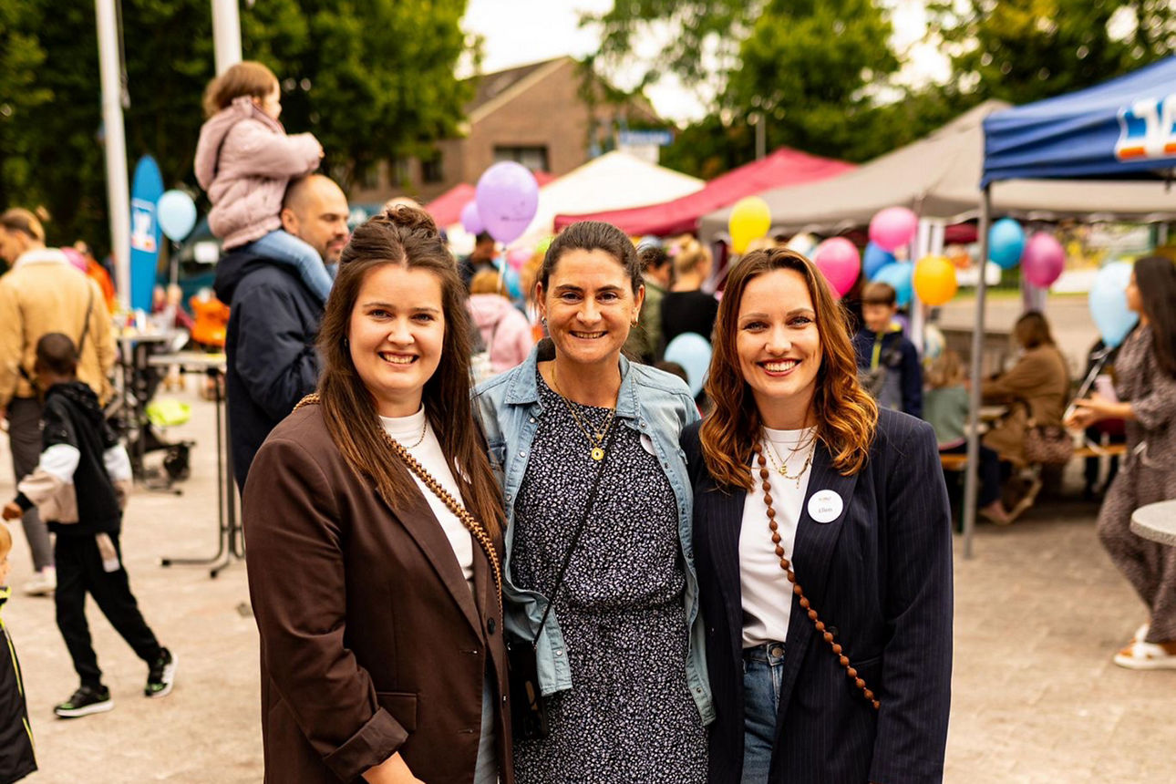 Drei Frauen posieren für ein Foto auf dem Kindertag am Schermbecker Rathaus.