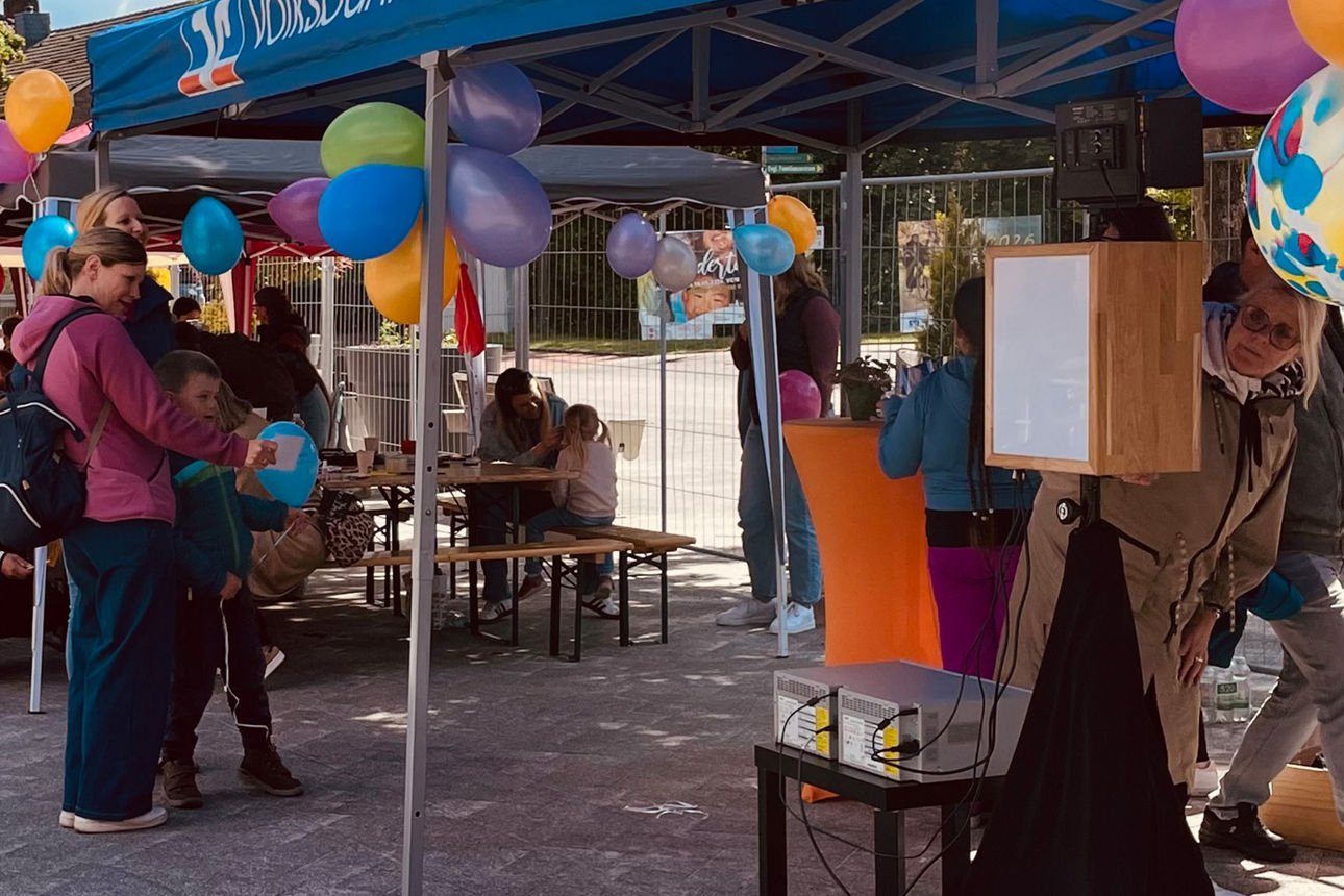 Pavillon der Volksbank Schermbeck - geschmückt mit Luftballons