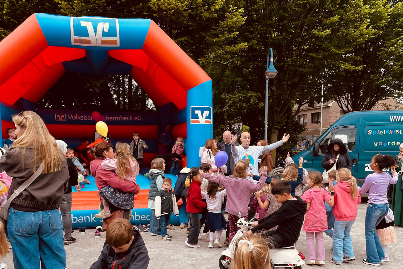 Hüpfburg der Volksbank Schermbeck mit vielen spielenden Kindern