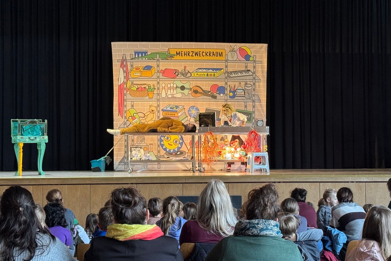 Nimmerland Theaterproduktion: Wissenschaftlerin arbeitet im Labor und ein Teddybär liegt auf dem Untersuchungstisch