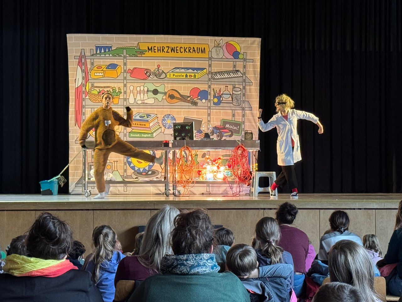 Nimmerland Theaterproduktion_Wissenschaftlerin und Teddybär tanzen im Labor