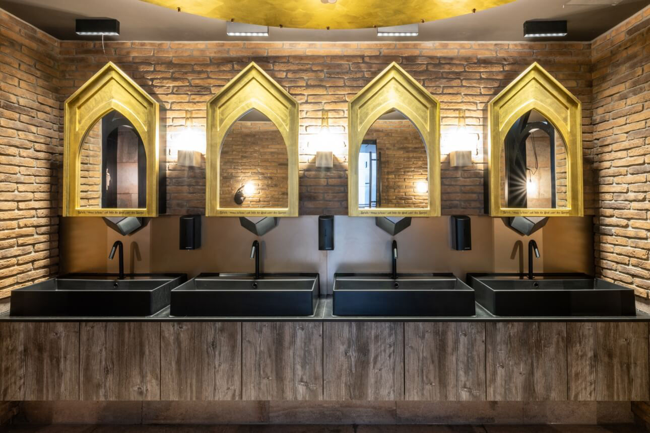 Cineplex Innenraum: Waschbecken in Toilette