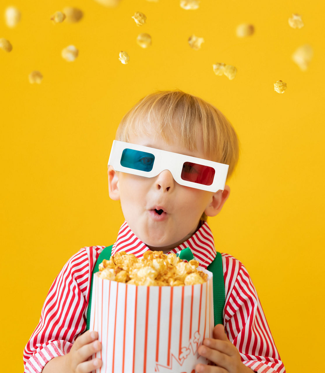 Junge mit 3D-Brille und Popcorn-Eimer