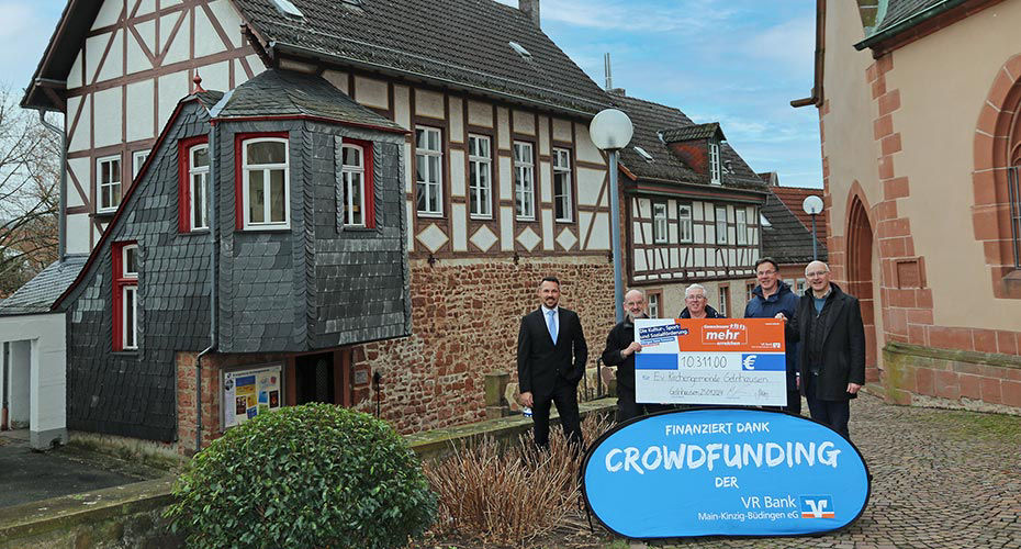 Das Bild zeigt die Spendenübergabe in Höhe von 10.311 Euro für das Jugendhaus Steitz. Vertreter der VR Bank überreichen einen Scheck an die Kirchengemeinde Gelnhausen zur Unterstützung.