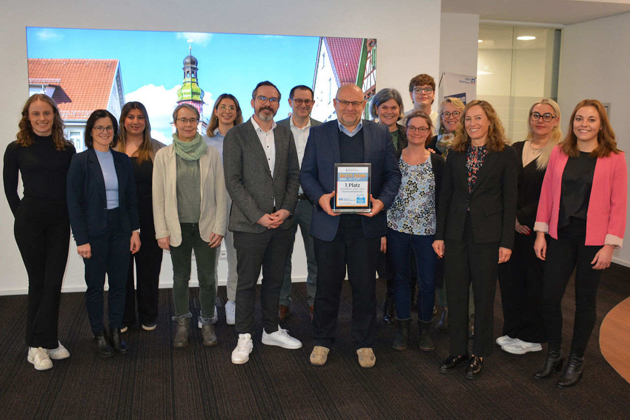 Das Filial-Team in Kirchheim mit der begehrten Trophäe "Beste Bank vor Ort"