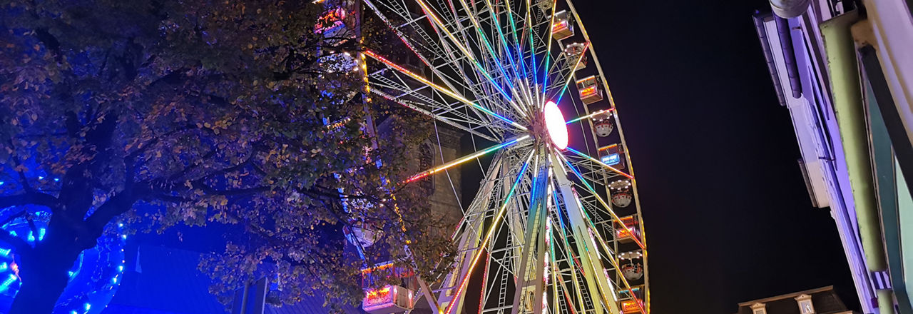 Allerheiligenkirmes Ein beleuchtetes Riesenrad