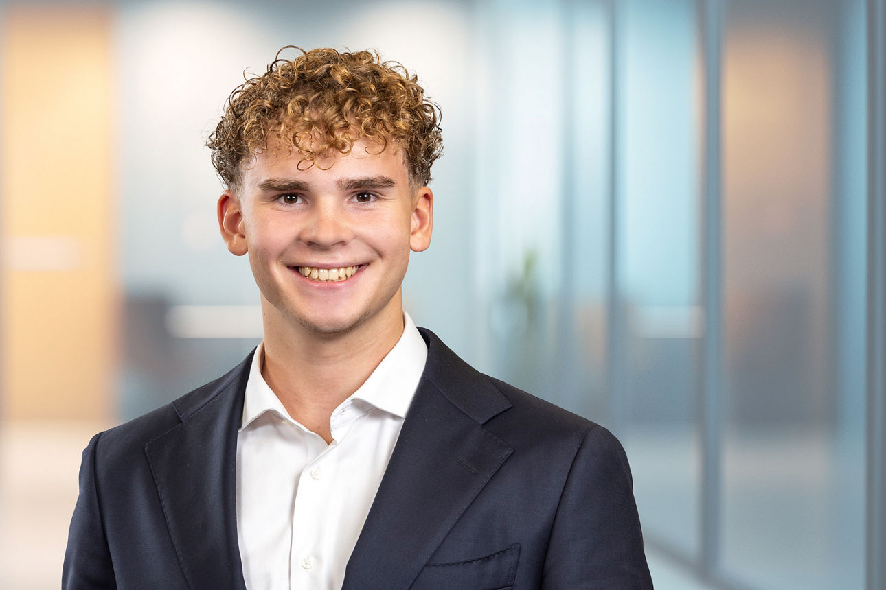Luis Kirschbaum, Auszubildender bei der Volksbank Bochum Witten eG lächelt in die Kamera