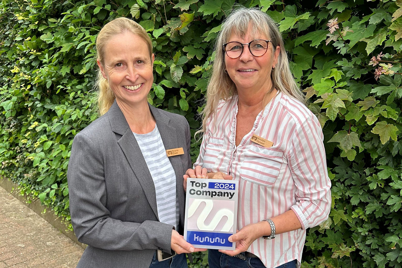 Melanie und Kirsten mit dem Top Company Award 2024