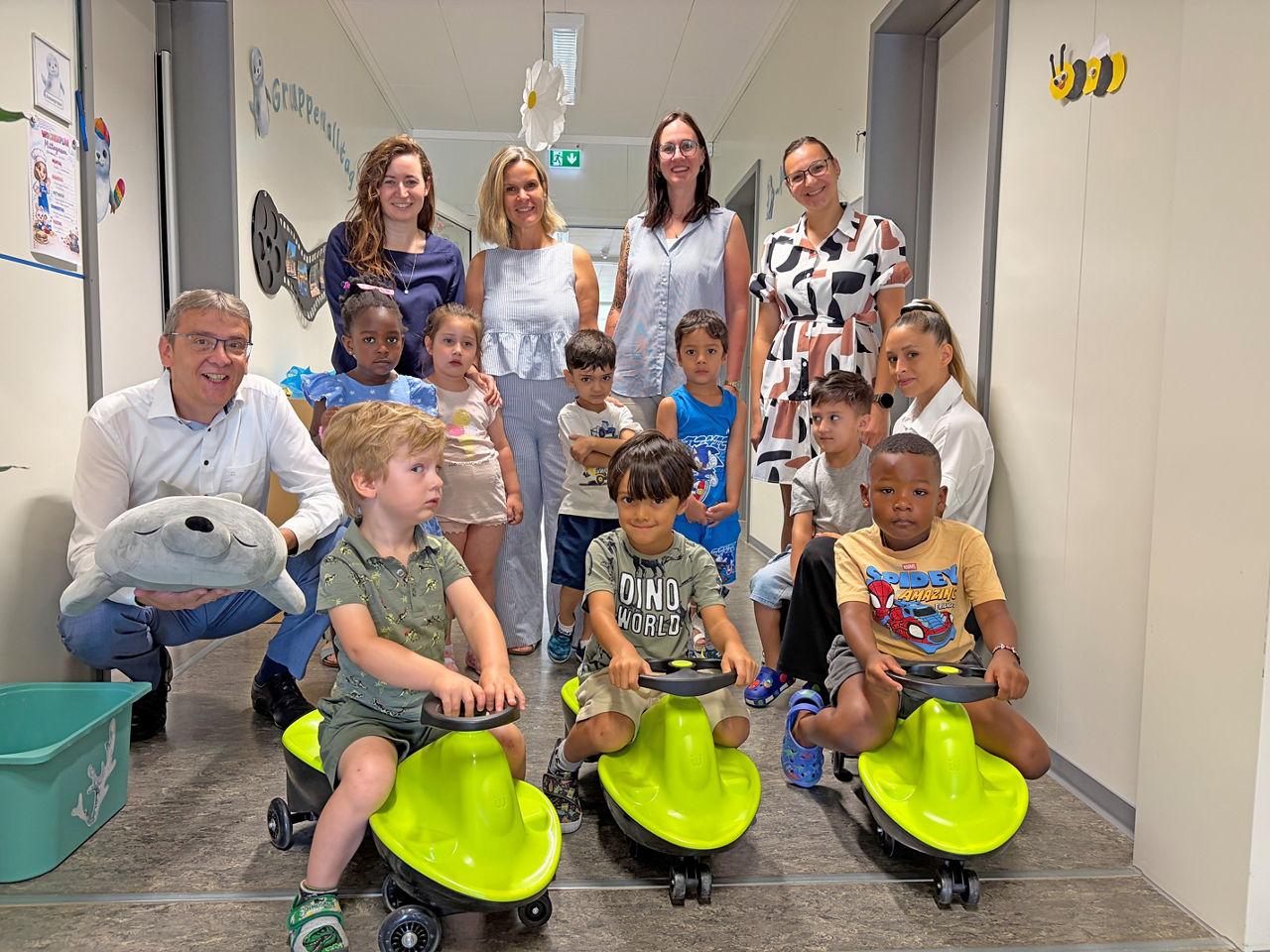 Gruppenbild von der Übergabe der Fahrzeuge für die Kinder der Kita Am Alten Sportplatz Bischofsheim
