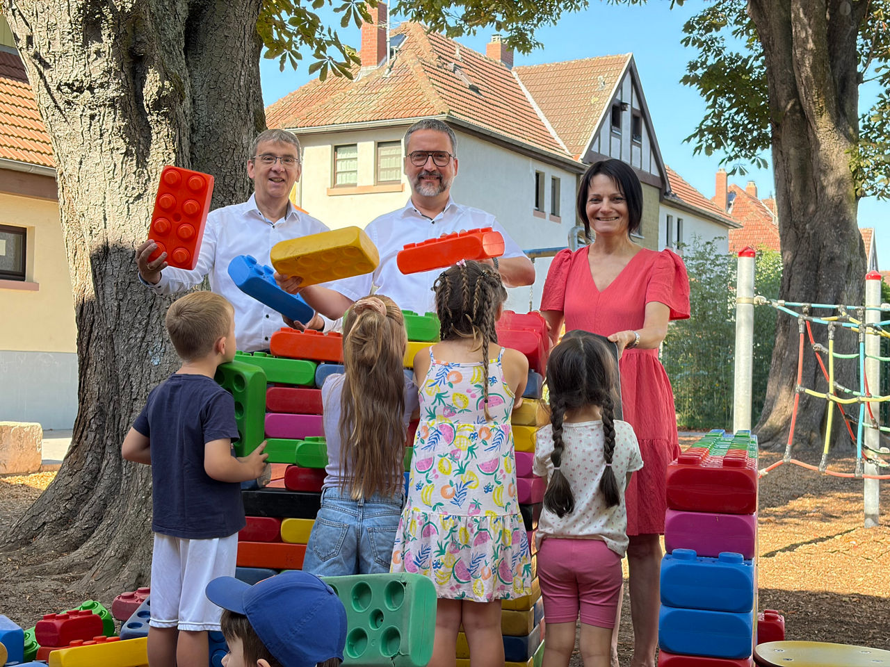 Gruppenfoto bei der Übergabe der bunten Bausteine für die Kinder der Kita Kastanienburg Gustavsburg