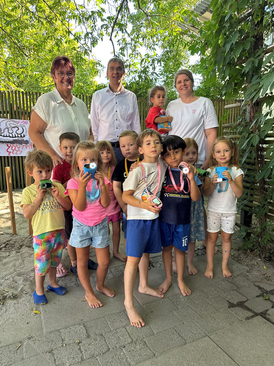 Gruppenbild von der Übergabe der Mikroskope an die Kinder der Kita Neckarstraße in Nauheim