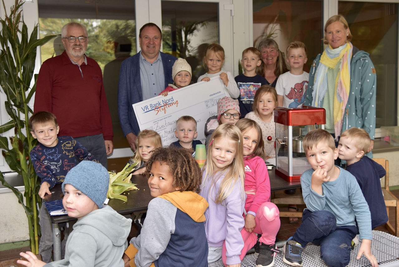Gruppenfoto, auf dem vier Erwachsene und 15 Kindergartenkinder abgebildet sind