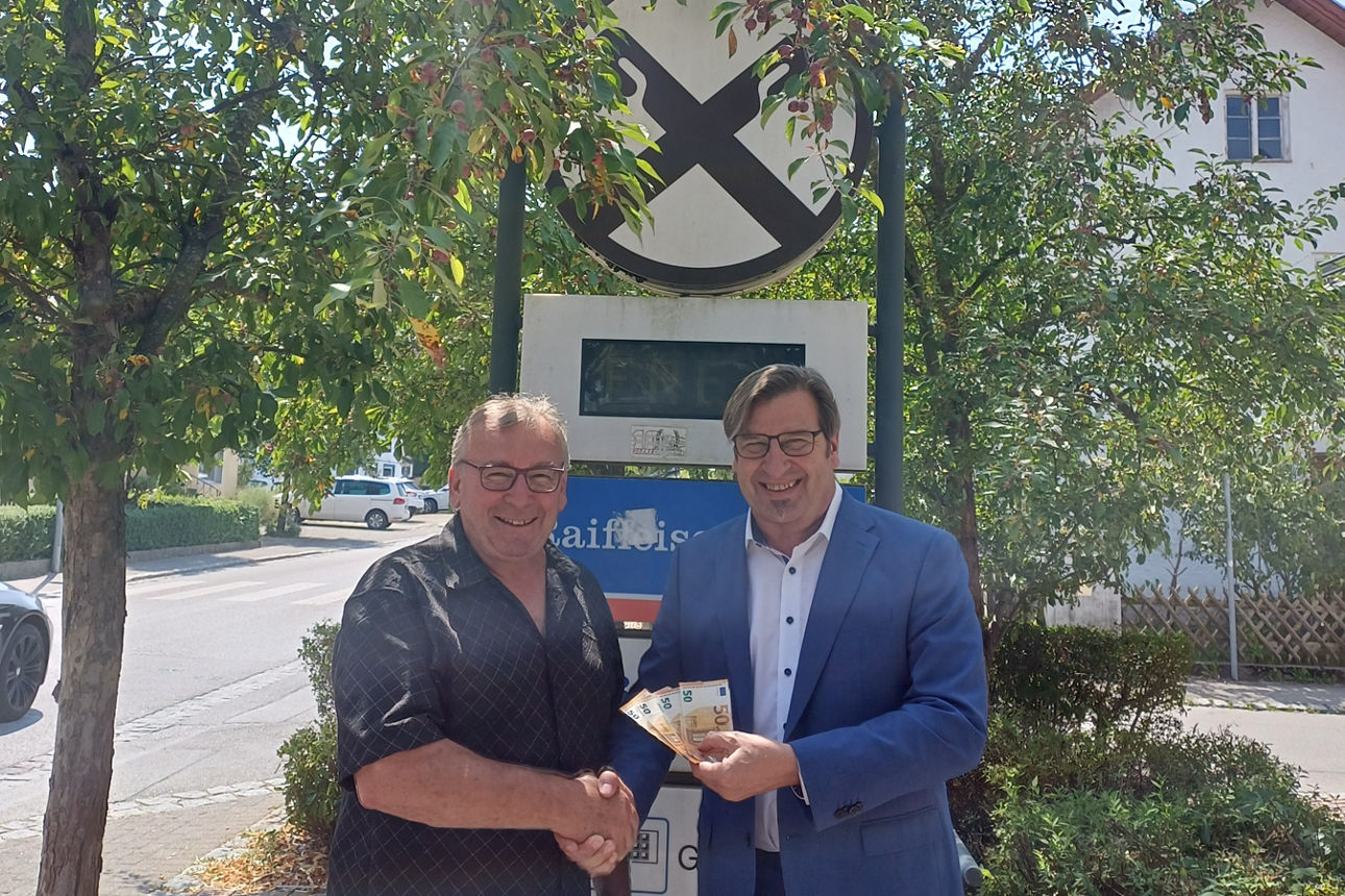 Gewinnübergabe in Steindorf - Klaus Beinhofer und Peter Schwanghard (Privatkundenberater)