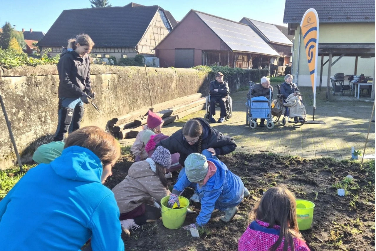 Begleitet wurde die Pflanzaktion von Stephanie Straßner, Pflegedienstleitung der Tagespflege Neuried, der Leitung des evangelischen Kindergartens Erlenweg, Daniela Becker von der Volksbank Lahr sowie Lilli Wahli vom Naturpark Schwarzwald Mitte/Nord.