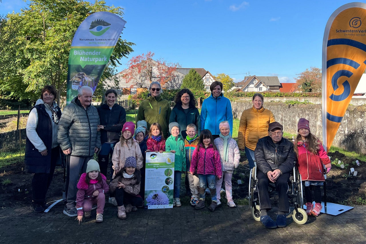 Begleitet wurde die Pflanzaktion von Stephanie Straßner, Pflegedienstleitung der Tagespflege Neuried, der Leitung des evangelischen Kindergartens Erlenweg, Daniela Becker von der Volksbank Lahr sowie Lilli Wahli vom Naturpark Schwarzwald Mitte/Nord.
