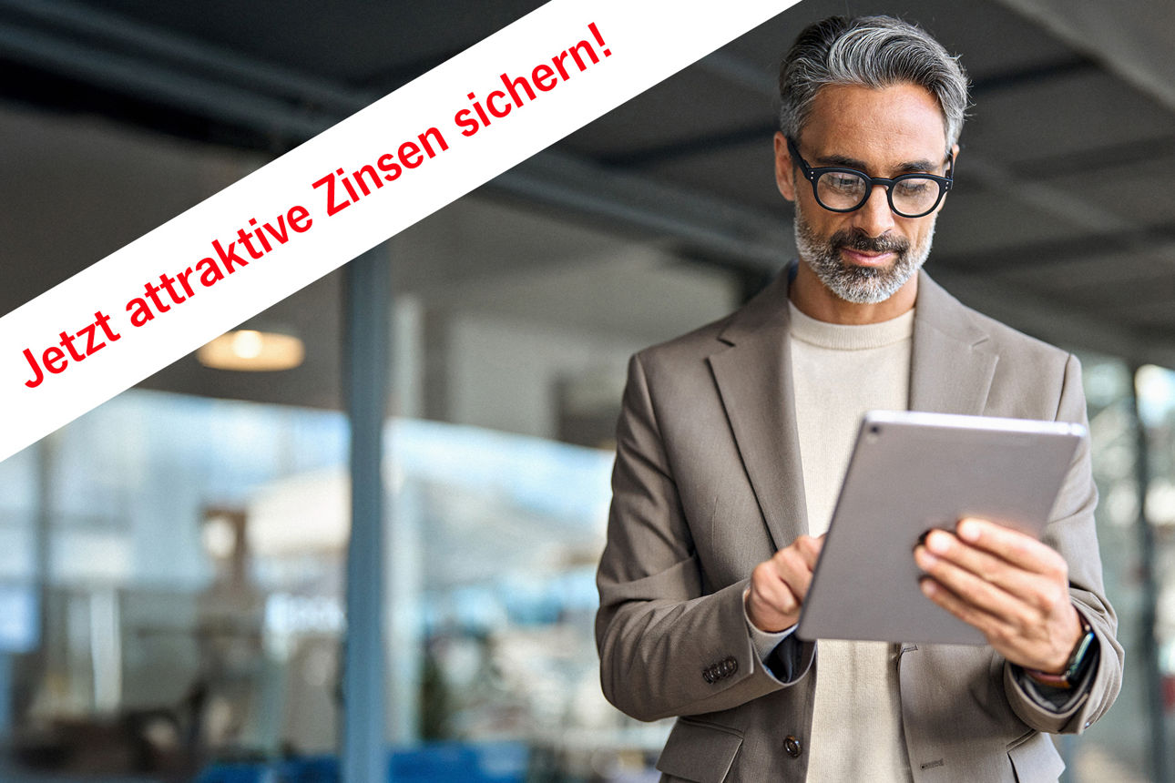 Ein Mann, der ein Tablet nutzt.