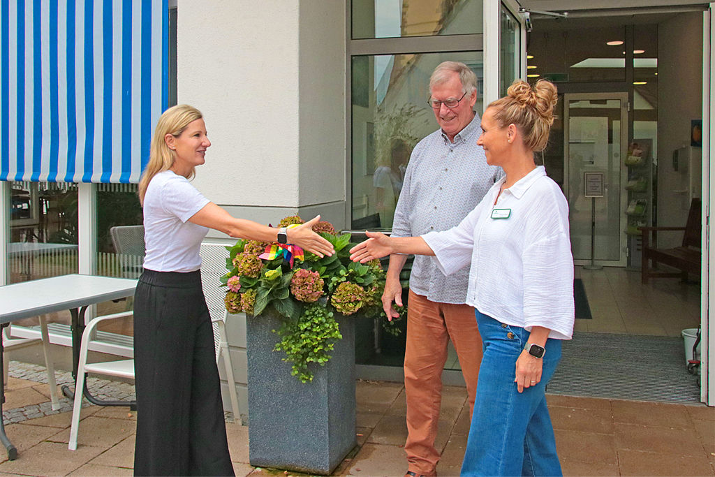 Mitarbeiterin der VR-Bank Ludwigsburg bei der Begrüßung vor dem Kleeblattheim in Sachsenheim