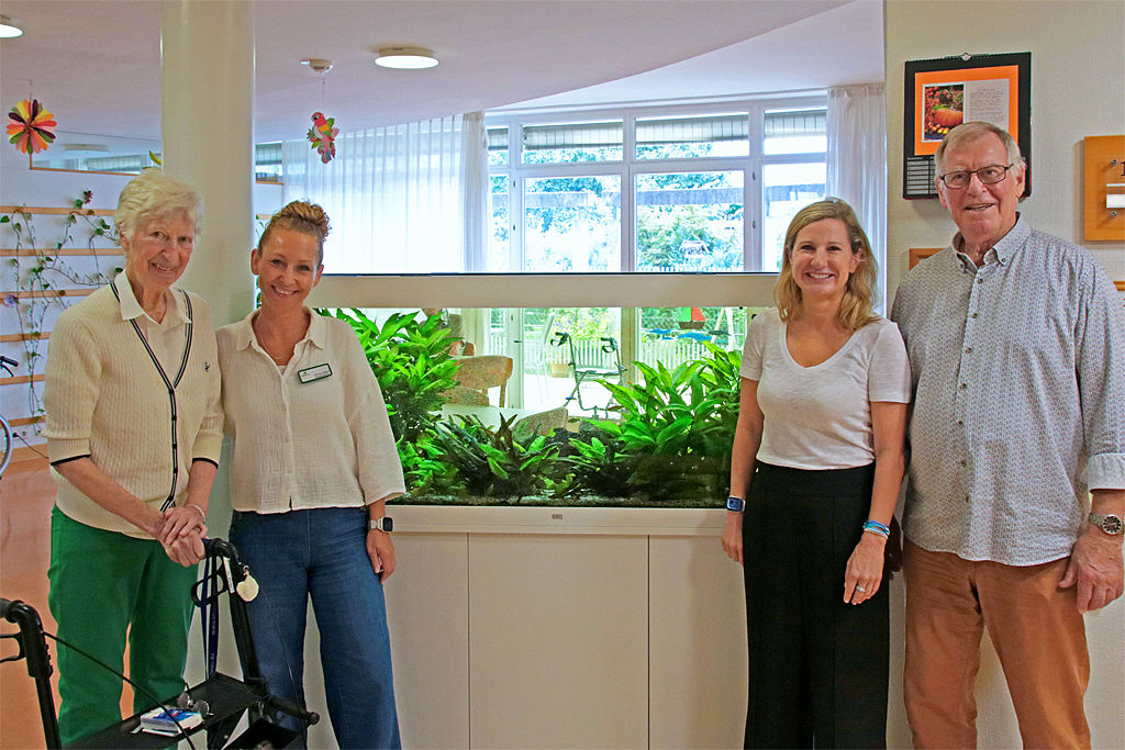 Mitarbeiter der VR-Bank Ludwigsburg und des Kleeblattheimes Sachsenheim vor einem Aquarium