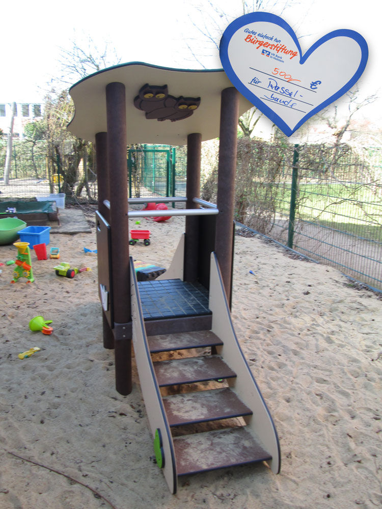 Klettergerüst auf Spielplatz der Kita Rasselbande mit Scheck der Bürgerstiftung