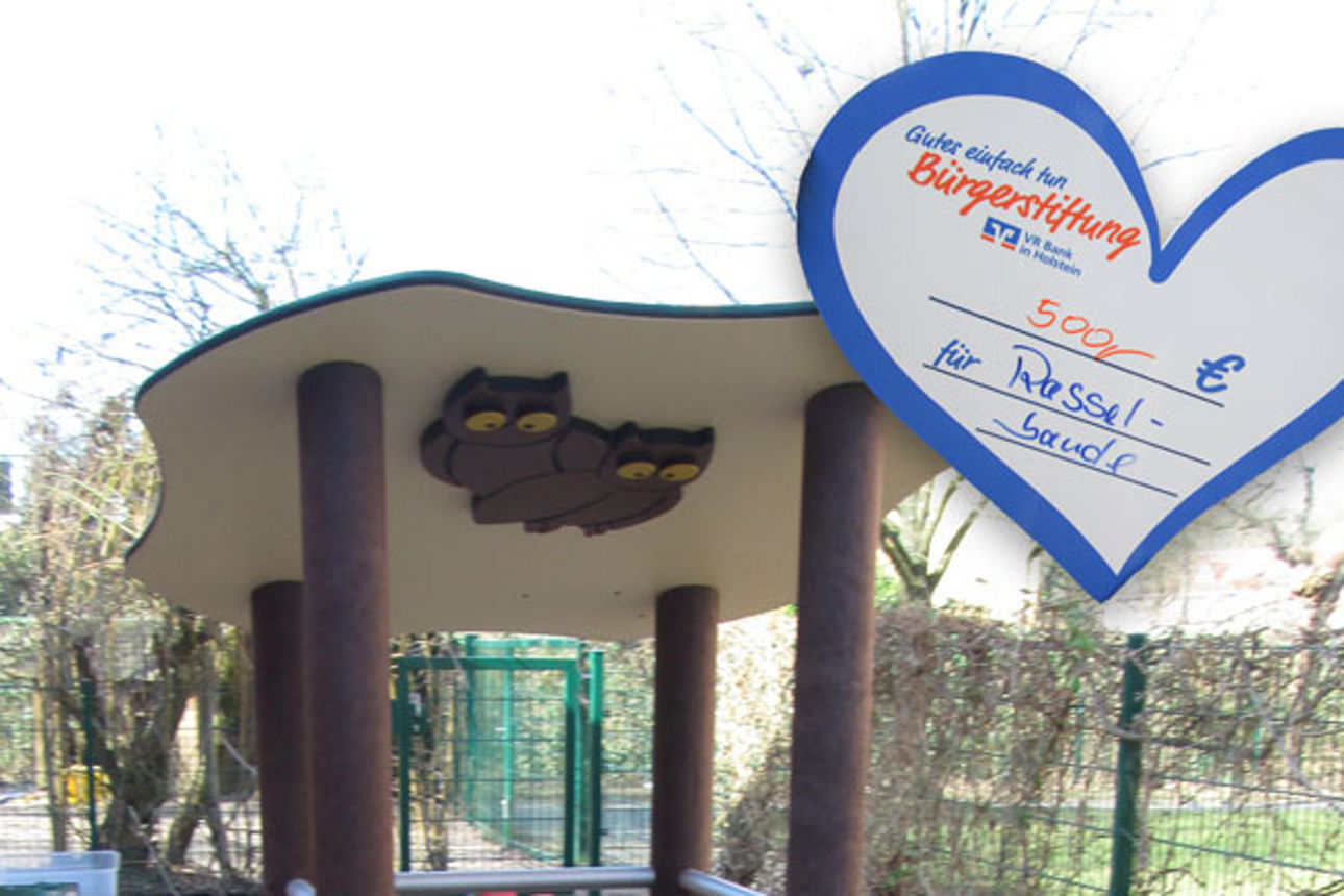 Klettergerüst auf Spielplatz der Kita Rasselbande mit Scheck der Bürgerstiftung