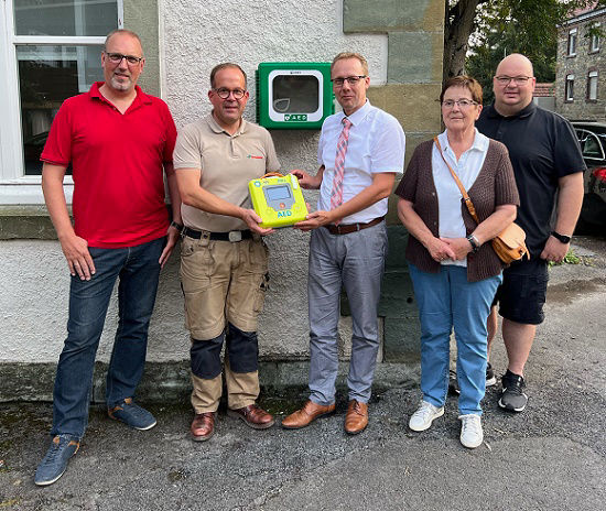 Menschen halten einen Erste-Hilfe-Kasten zusammen