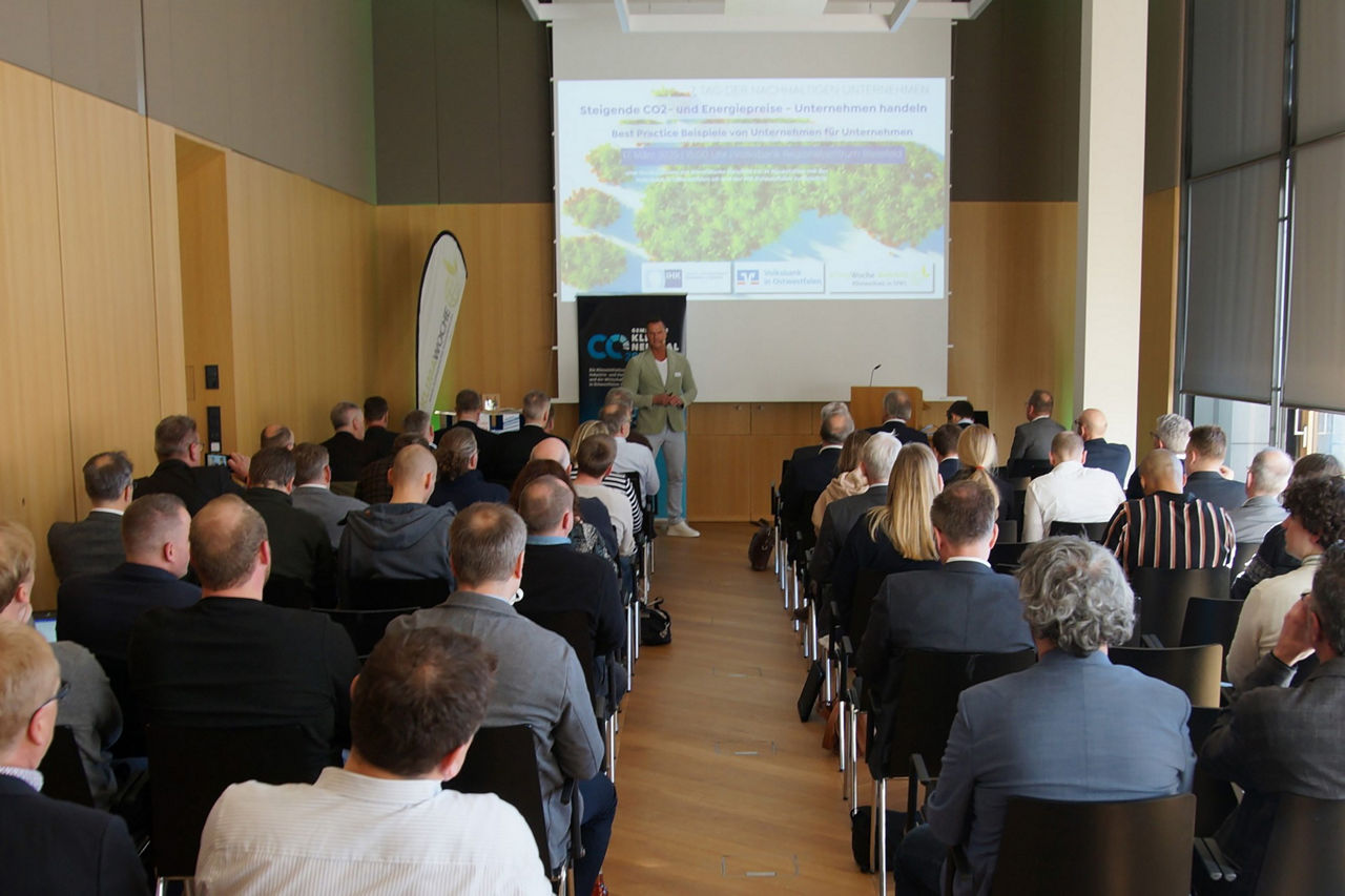 Jens Ohlemeyer, Vorstandsvorsitzender der KlimaWoche Bielefeld, eröffnet den „Tag der nachhaltigen Unternehmen“.