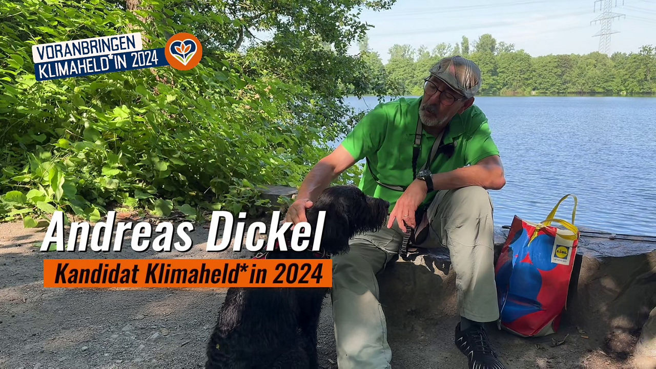Unser Gewinner des Nachhaltigkeitspreises Klimaheld:in 2024 Andreas Dickel sitzt zusammen mit seinem schwarzen Hund Bella am Ewaldsee in Herten und streichelt dem Hund über den Kopf. Neben sich steht die Tüte und liegt die Zange, mit der er den Müll einsammelt. Es ist ein schöner sonniger Tag 