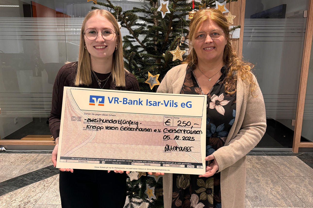 Zwei Frauen lächeln in die Kamera. Sie halten einen Riesenspendenscheck in der Hand.