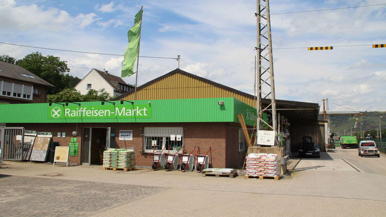 Auf dem Bild ist ein Gebäude mit der Logo-Aufschrift Raiffeisen zu sehen.